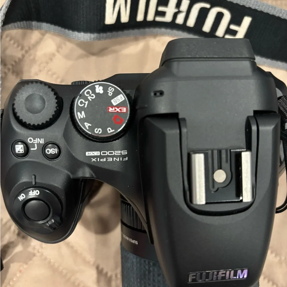 Fujifilm Finepix S200 EXR Digital Camera- Like New!